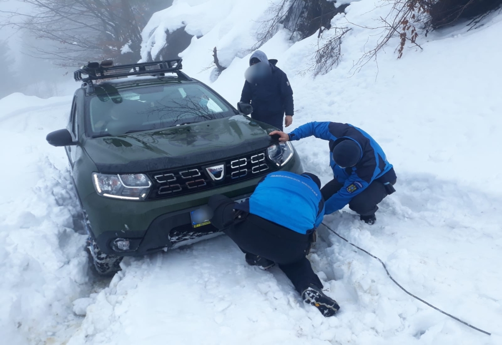 FOTO/VIDEO: Clujeni, blocați cu mașina în zăpadă, la 1.250 m altitudine, pe Valea Blaznei! Jandarmii montani le-au sărit în ajutor