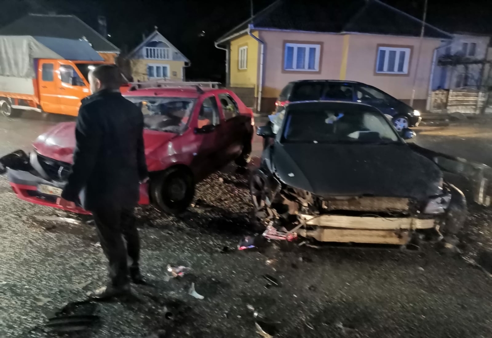 FOTO/VIDEO: Accident în Salva, cu două mașini și un TIR! 800 de litri de motorină s-au scurs pe carosabil