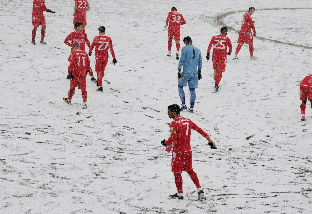 FOTO: Meciul de Liga 2 dintre Slatina şi Mioveni, întrerupt din cauza zăpezii, amânat pentru duminică