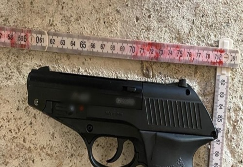 Un bărbat din Pietroșița s-a ales cu dosar penal după ce a adus un pistol din Spania