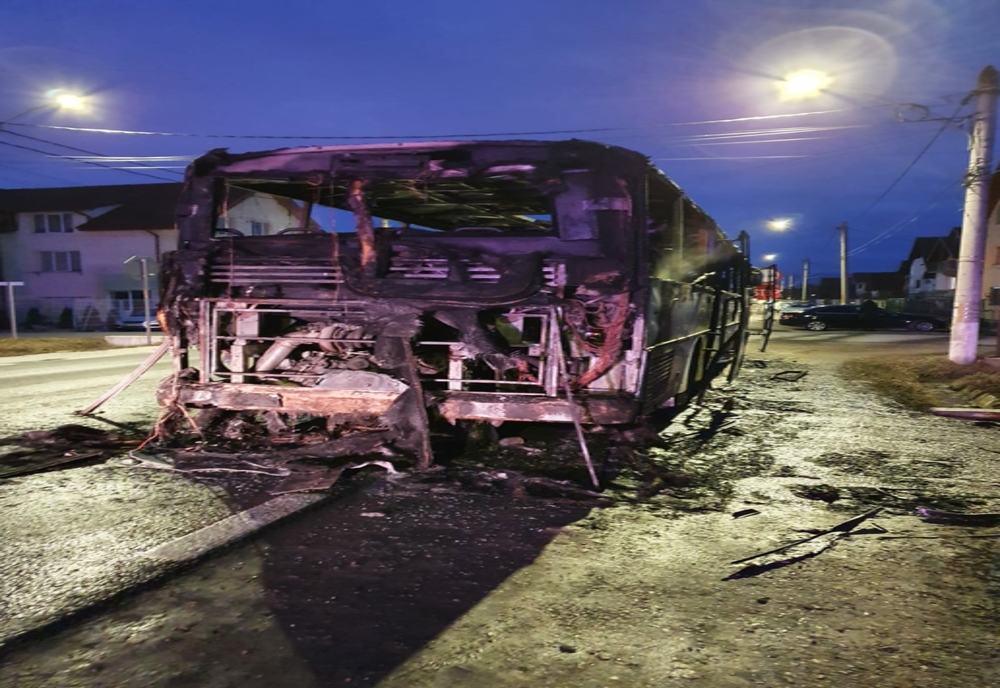 VIDEO Autobuz distrus de flăcări! 30 de pasageri s-au autoevacuat!