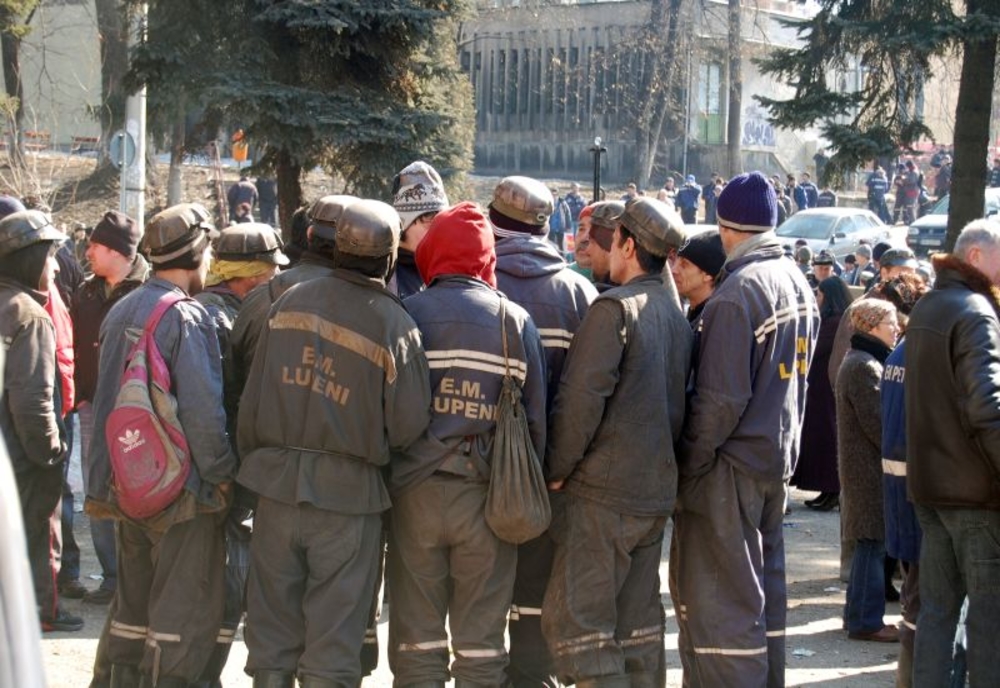 Marş de solidaritate spontan cu minerii autoblocaţi în subteran la Lupeni