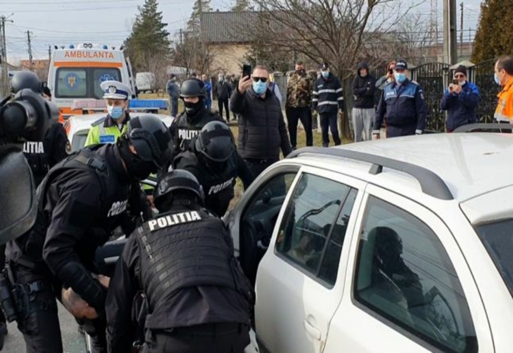 Mascații au scos pe geam un şofer care refuza să iasă din maşină, în Dâmbovița