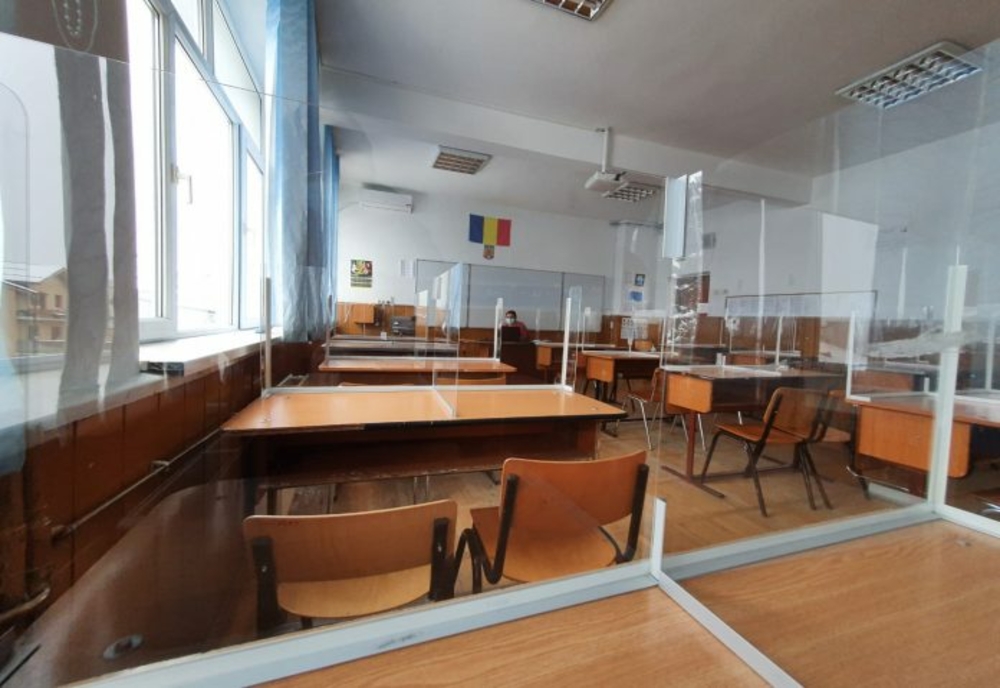 Opt elevi și 4 profesori depistați pozitiv în județul Brăila