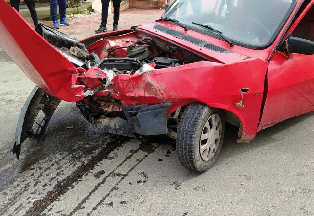 Accident în Olt: Două maşini s-au lovit violent