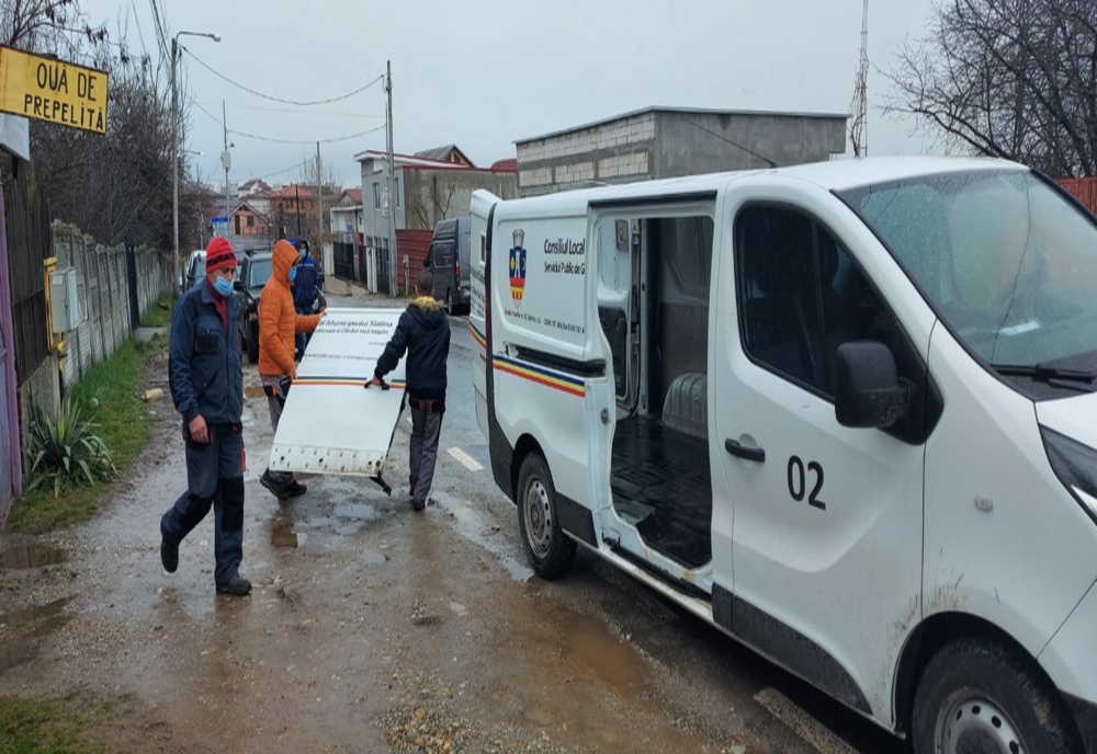 FOTO: O iubitoare de animale din Slatina a rupt uşa maşinii hingherilor