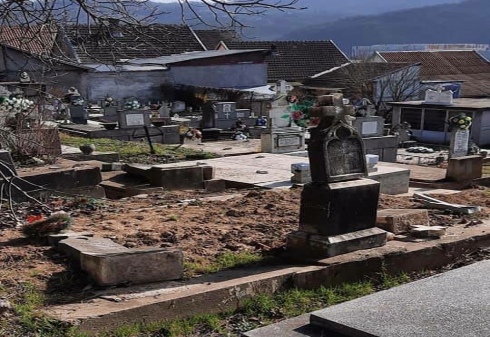 Morminte vandalizate într-un cimitir din Reșița. Autorii au fost prinși: sunt copii