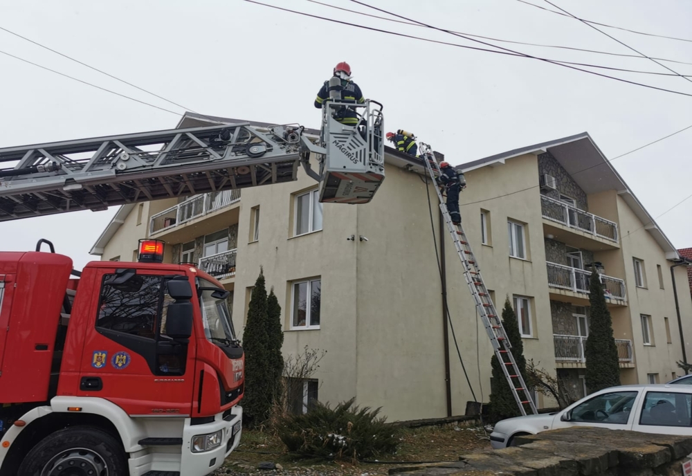 Incendiu la acoperișul unui bloc de locuințe din Alba Iulia! Opt persoane, evacuate