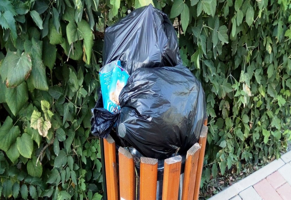 Amenzi usturătoare pentru giurgiuvenii care aruncă saci de gunoi menajer în coșurile stradale