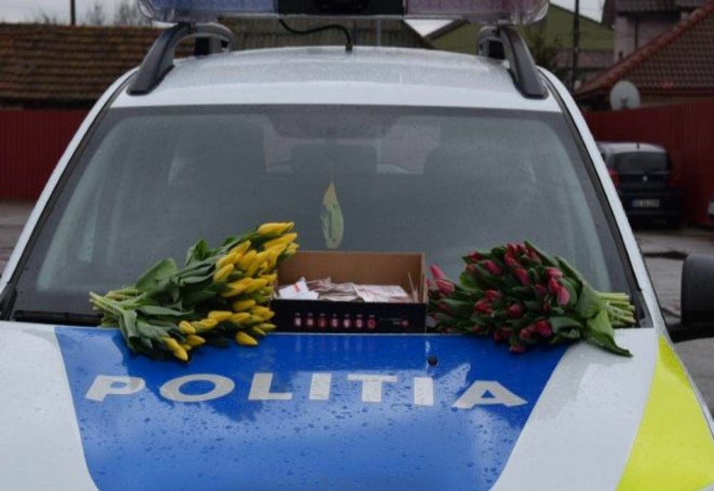 Mărțișoare, flori și recomandări, oferite de polițiști