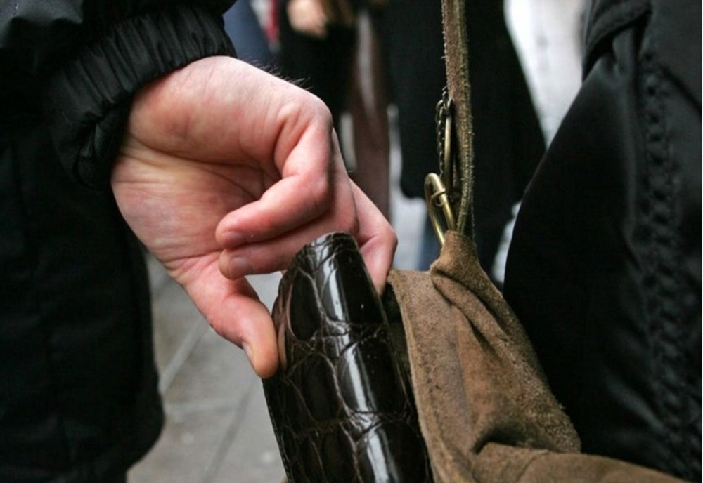 Atenție la genți! O femeie din Bacău a rămas fără portofel