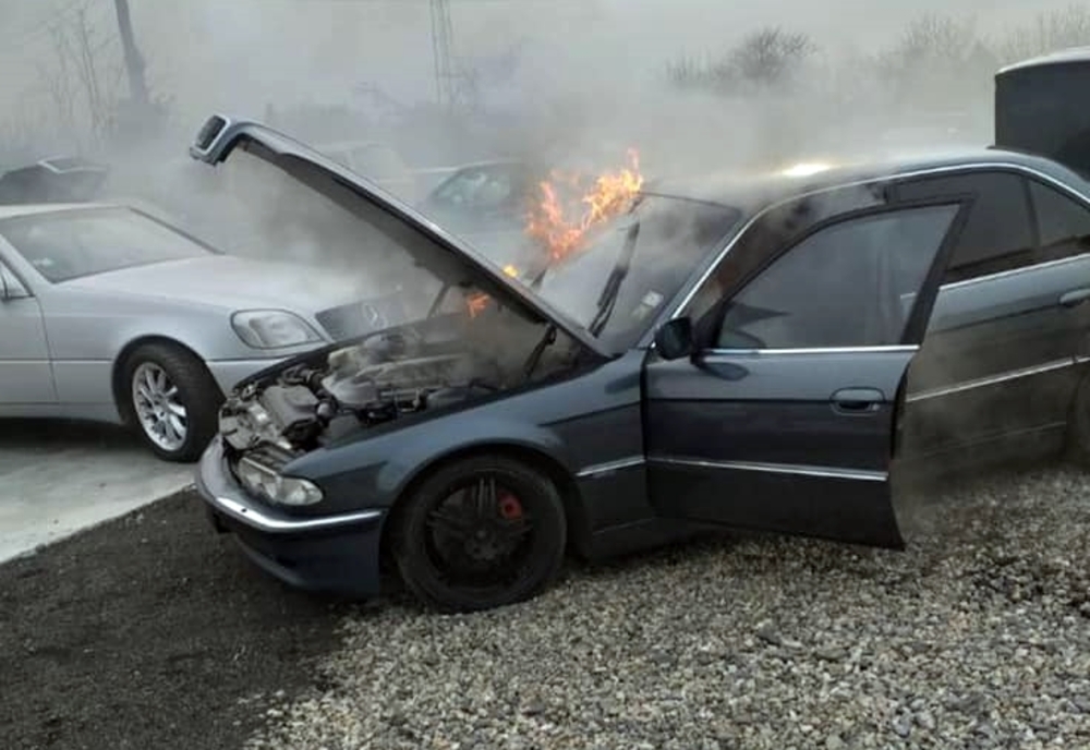 FOTO: Autoturism, afectat de un incendiu, în Carei