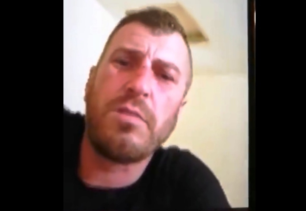 VIDEO. Bătut de trei bărbaţi, în timp ce făcea live pe Facebook, acasă