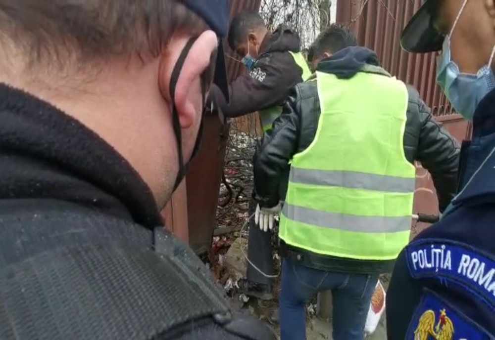 VIDEO. Poliţiştii şi mascaţii au descins la o casă din Târgu Jiu unde o femeie ţine zeci de câini şi îi înfometează