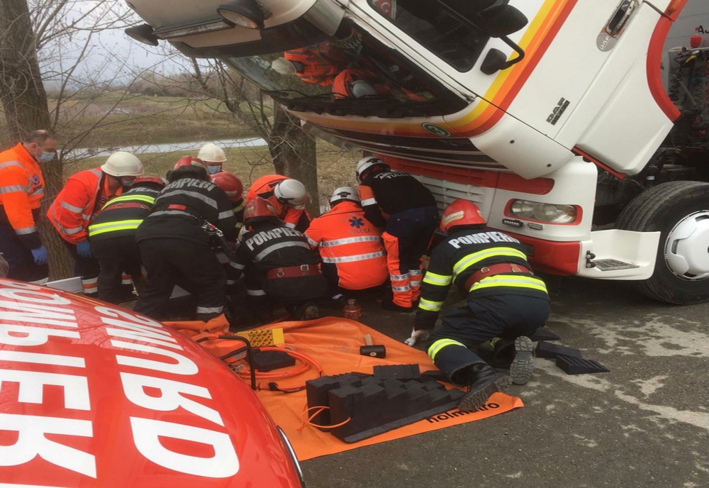 Șofer ucrainean rămas blocat sub autotren în Isaccea. A fost salvat de pompieri