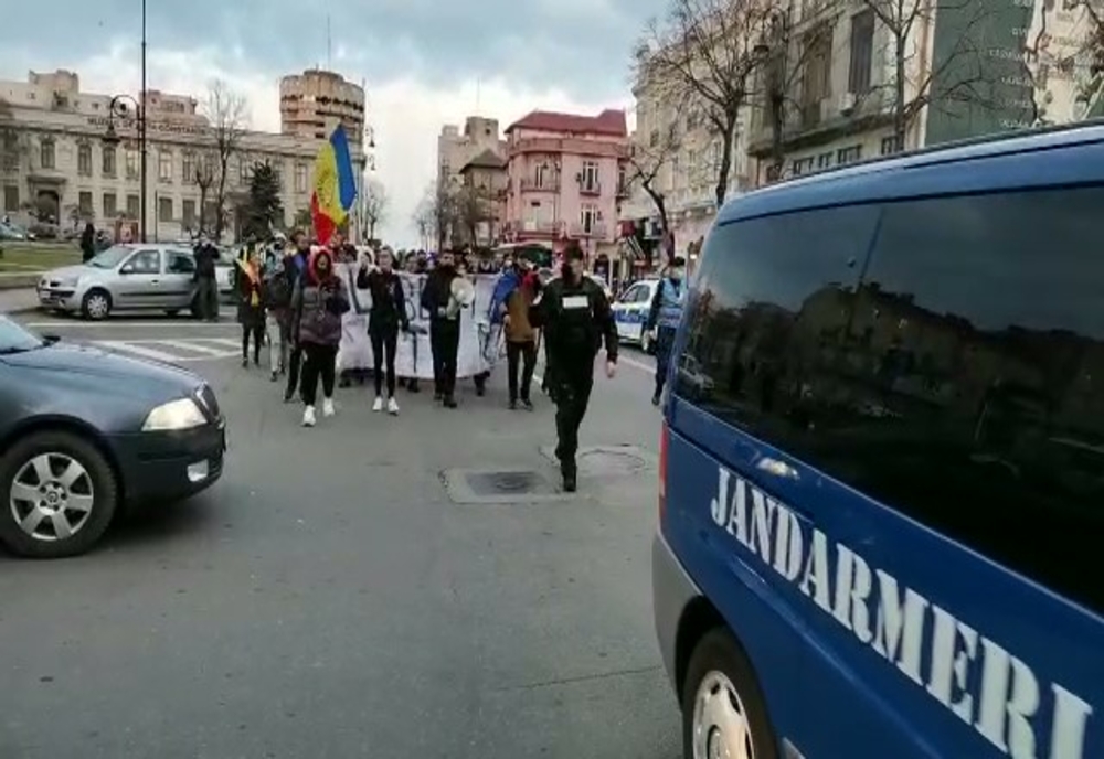 VIDEO Incident la Constanța. Protestatar ridicat de jandarmi după ce a refuzat să se legitimeze