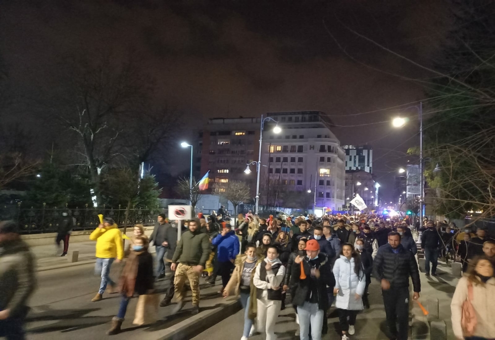 VIDEO + FOTO Noi proteste anti-restricții în Capitală. UPDATE: Manifestanții au pornit în marș către Palatul Cotroceni
