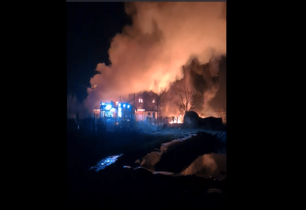 Incendiu violent la o fabrică de produse din țiței din Prahova- VIDEO