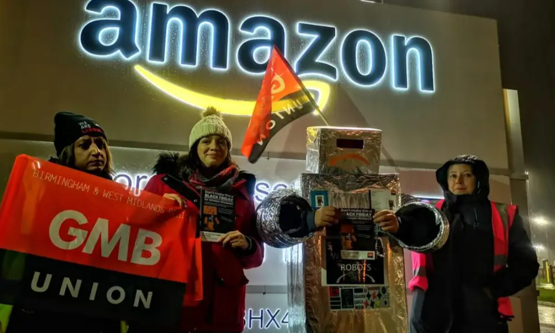 Protestul angajaților Amazon din Italia. ,,Lucrăm timp de 8 ore într-o cușcă. Te dor brațele, spatele, genunchii”