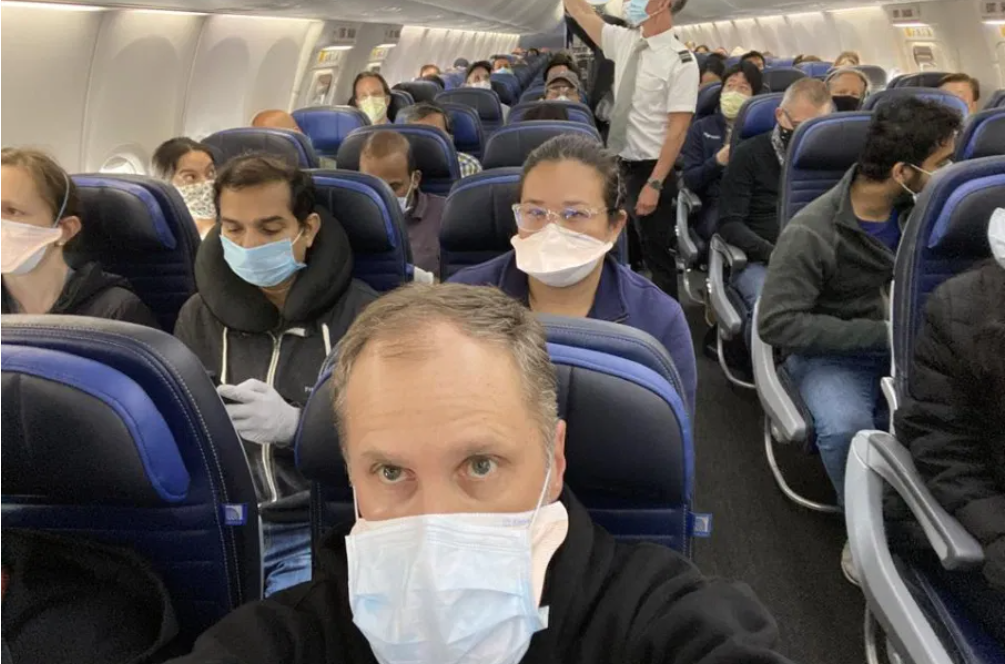 Mai există riscul de a lua COVID în avion dacă toți pasagerii poartă mască?