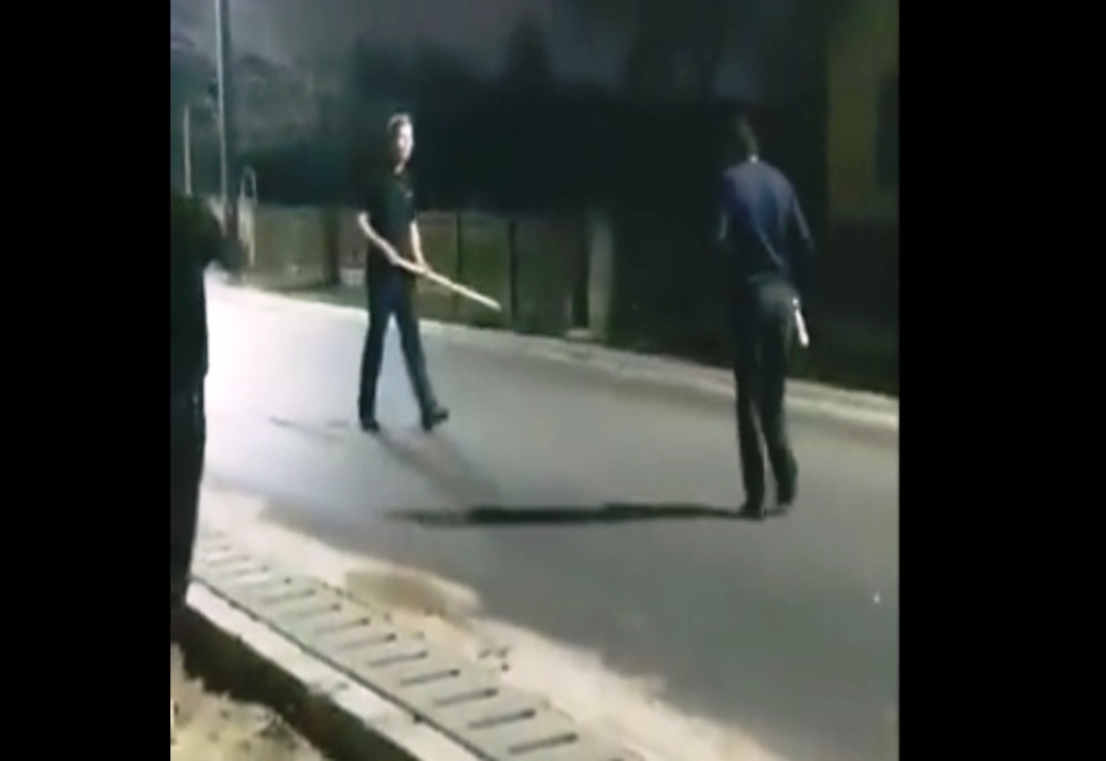 VIDEO SCANDALOS: Cum este bătut un bărbat cu parul în cap, într-o comună din Olt