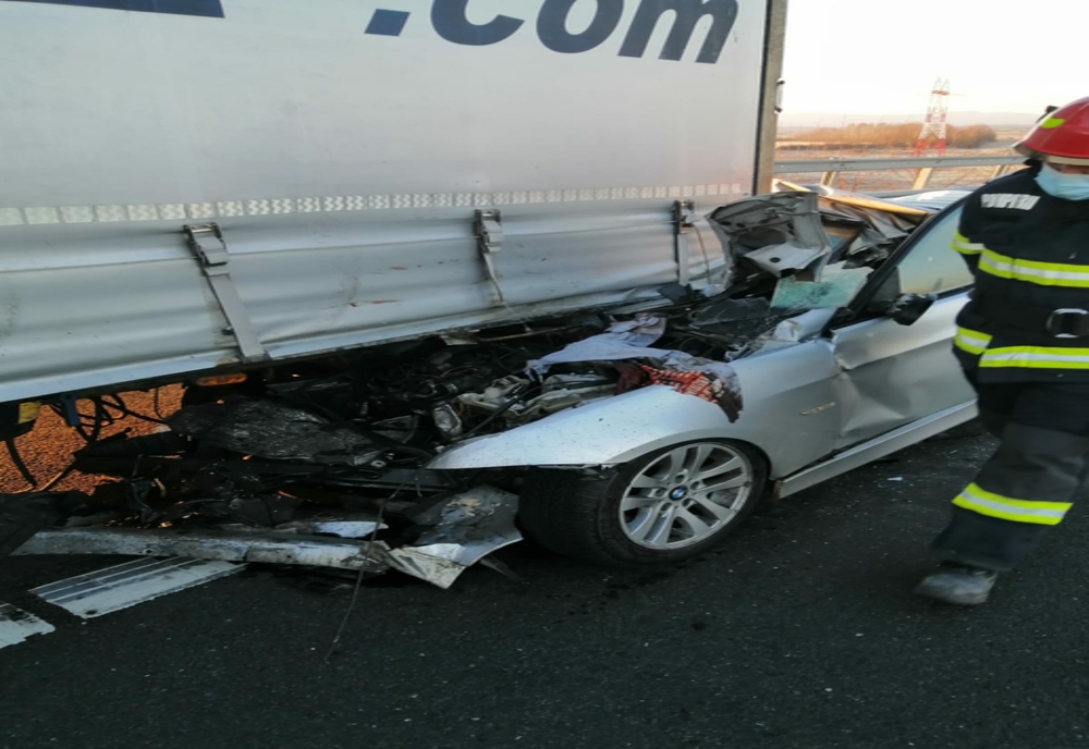 Accident teribil pe autostradă: mașină strivită sub un TIR, șoferul a murit