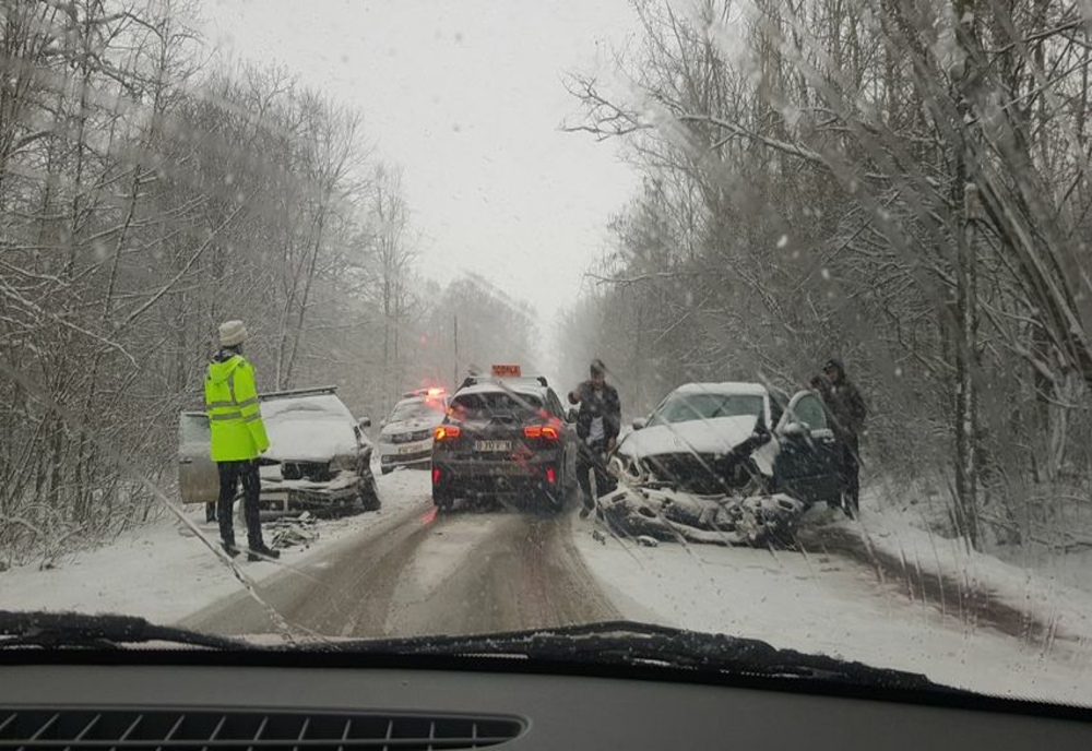 Val de accidente din cauza vremii, în Prahova. Se circulă dirijat pe mai multe drumuri naționale