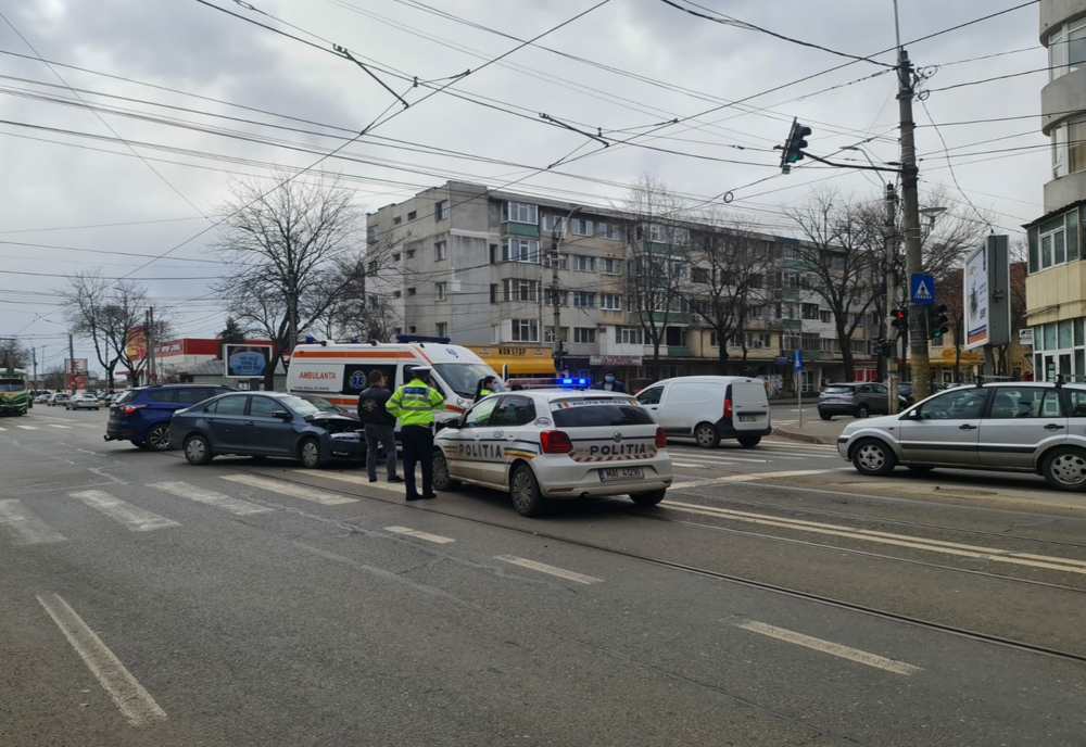 Accident cu o ambulanță SAJ la intersecția Bulevardului Dorobanților cu strada Eremia Grigorescu