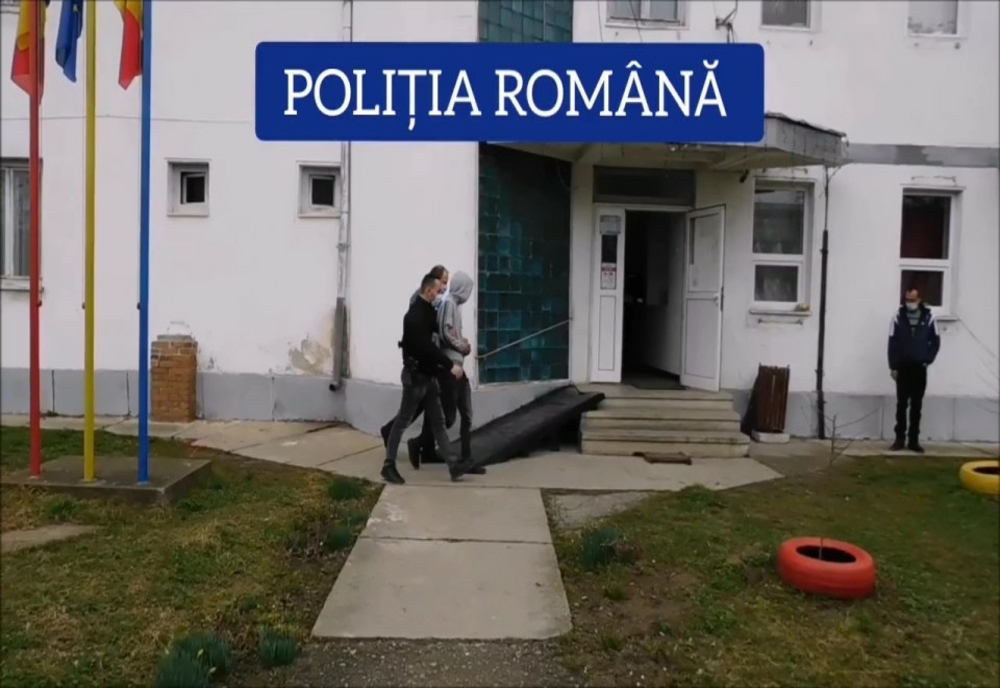 VIDEO. Poliţiştii din Gorj au descins într-o comună din Olt. Doi tineri au fost reţinuţi