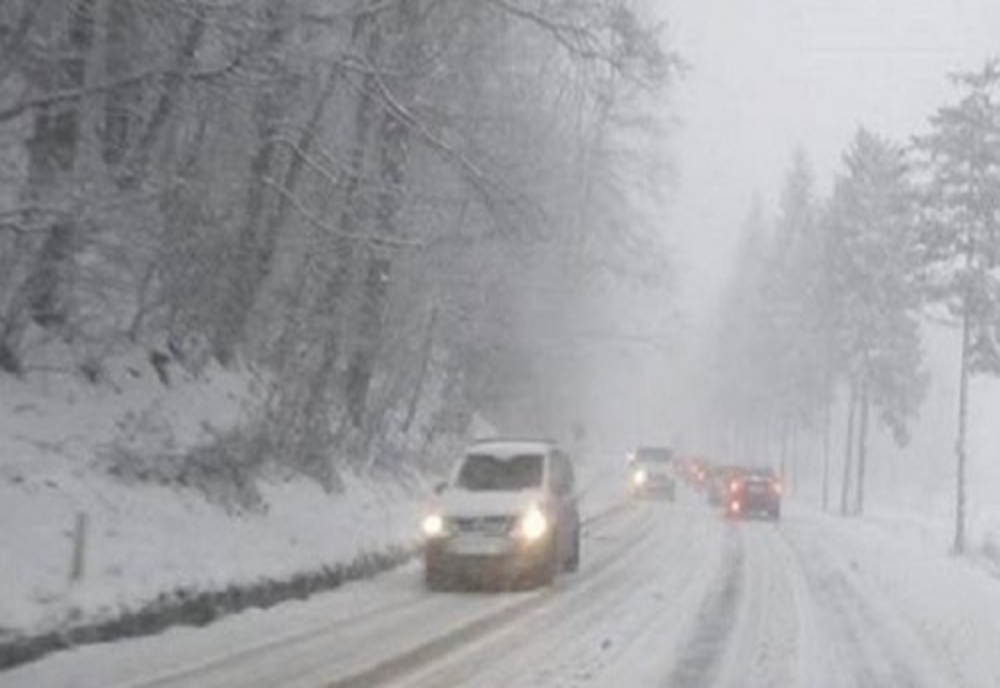 Ce drumuri sunt acoperite cu zăpadă la nivel național. Ninge în zona de munte din Prahova