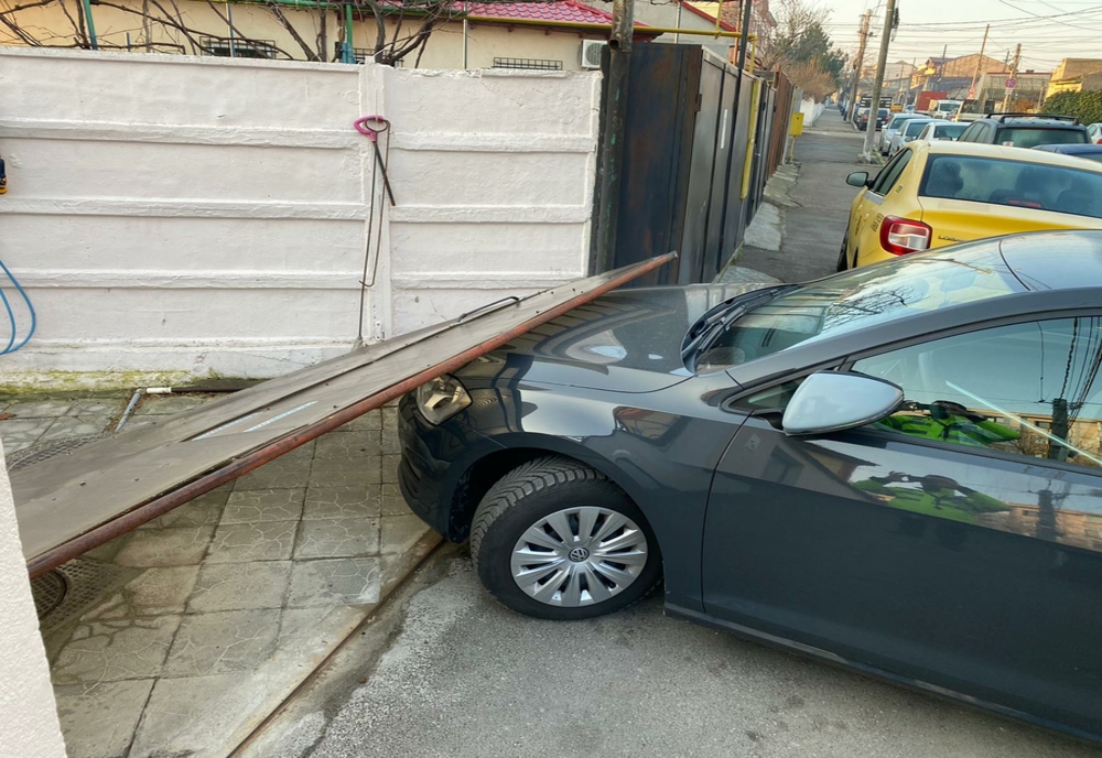 FOTO| Șofer băut ,prins de un jandarm, după ce a dărâmat poarta unei case 