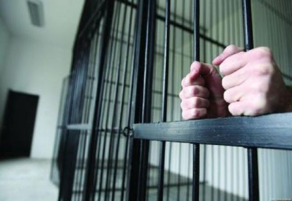 Tânăr din Zalău, condamnat pentru trafic de droguri, dus la închisoare cu mandat