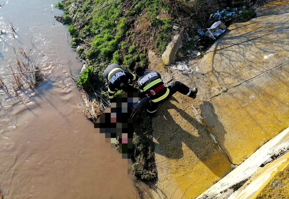 Teleorman: Cadavrul unui bătrân, scos de pompieri dintr-un râu, la Dobroteşti