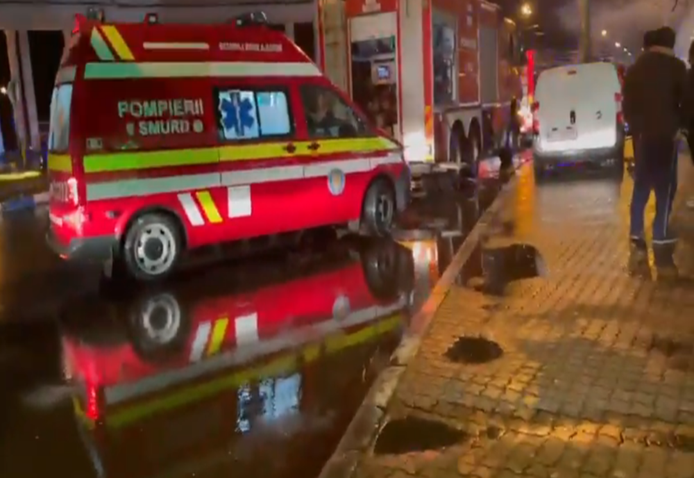 VIDEO: 12 persoane evacuate dintr-un bloc din Craiova, din cauza unui incendiu izbucnit la parter