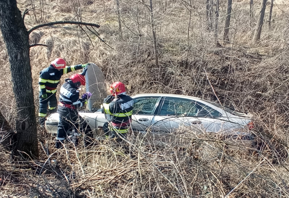 Accident aproape de Reșița: o mașină a ajuns în șanț