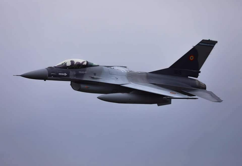 Aeronava F-16 Fighting Falcon care completează Escadrila 53 a ajuns  în România
