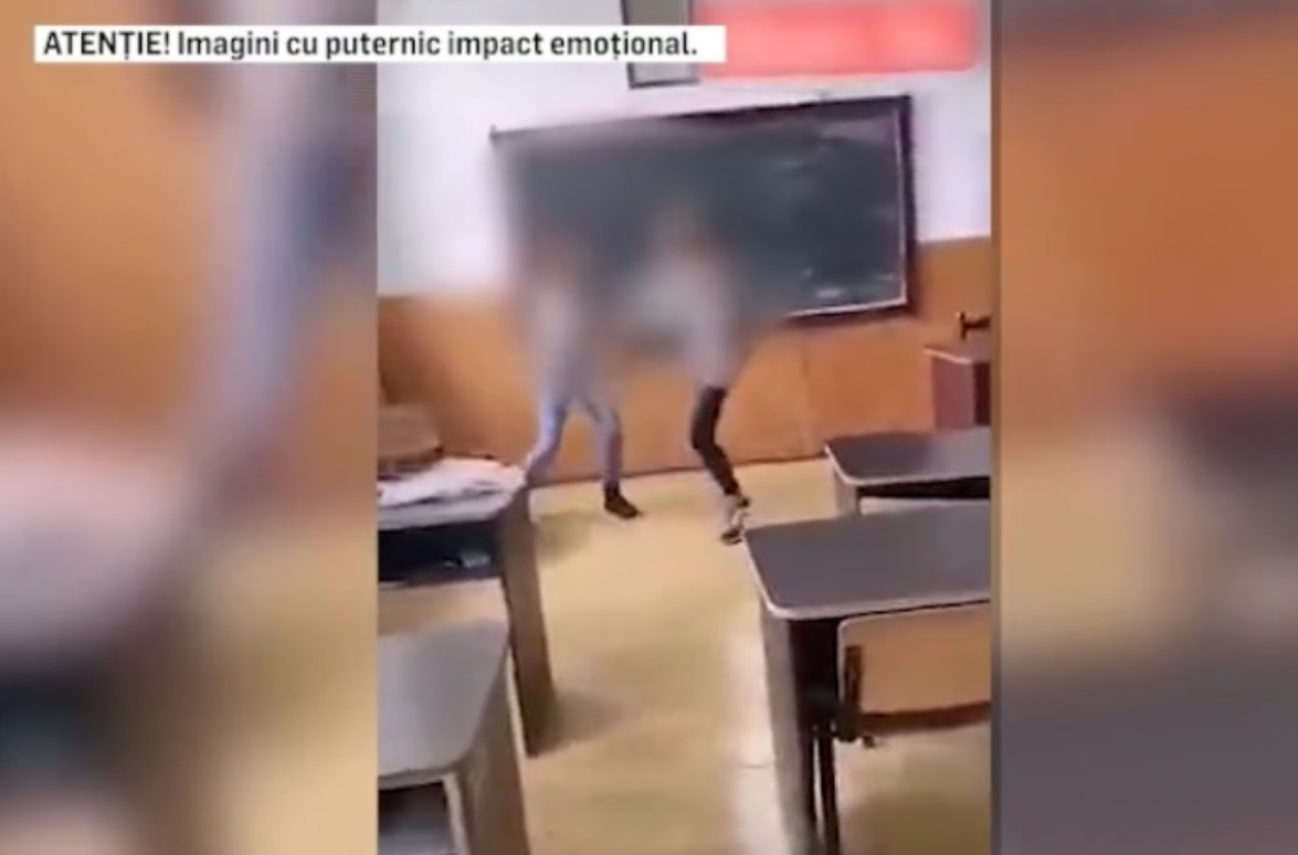 VIDEO. Încă o elevă bătută ”cu show” la clasă. Cine oprește violența din școlile României?