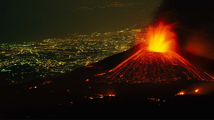 Vulcanul Etna a luminat cerul cu ultima sa erupție