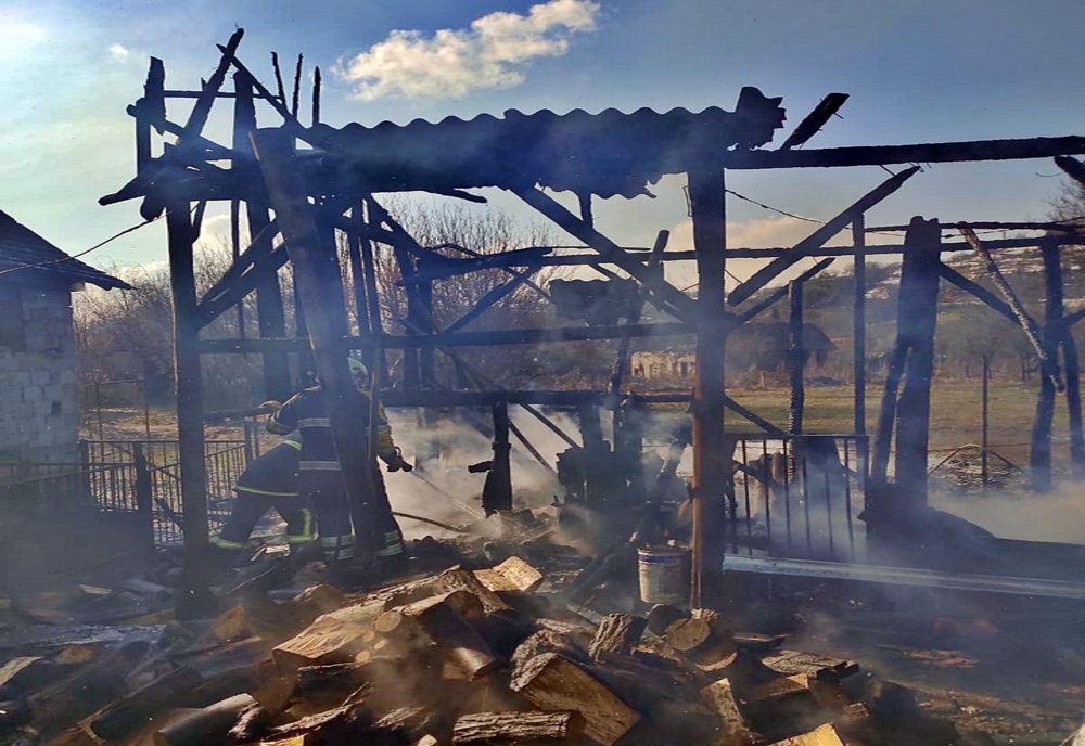 FOTO: Incendiu puternic într-o gospodărie din Mureș! Au ars o anexă, un atelier  cu 600 litri de motorină și un autoturism. Care a fost cauza