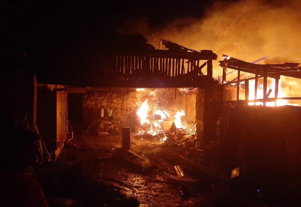 Incendiu teribil în vestul țării: trei gospodării  au fost cuprinse de flăcări și un om a fost rănit