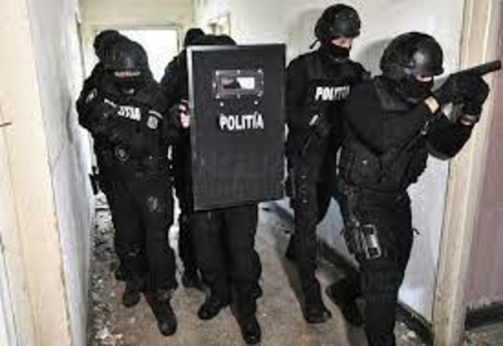 Cazul Onești. Polițistul care a coordonat intervenția EȘUATĂ, dus de urgență LA SPITAL