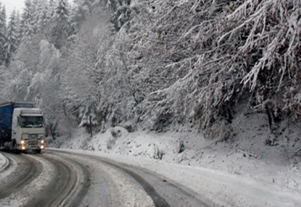 Cod galben de viscol și ninsori în zona montană din Arad, Hunedoara și Timiș