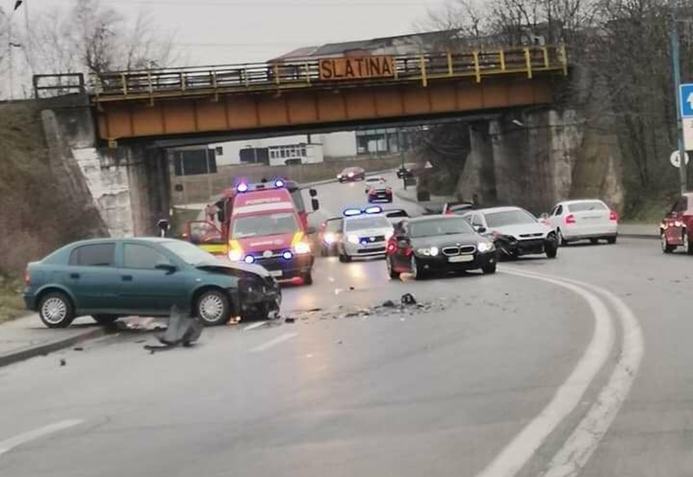 Accident în Slatina: Două maşini implicate