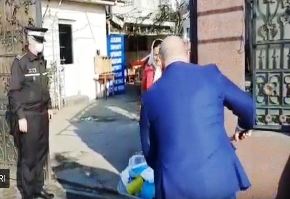 VIDEO. Gunoiul aruncat de o femeie pe stradă, în Craiova, „returnat” de autorităţi în curtea sa