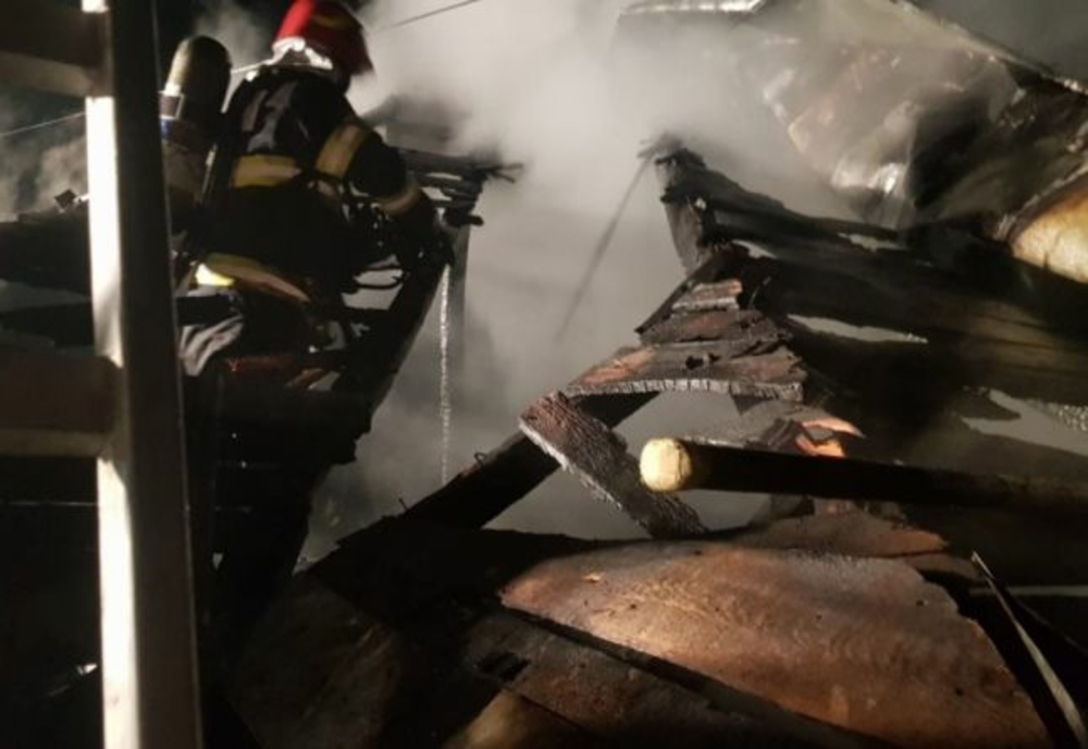 Noapte de foc pentru pompierii din Dâmbovița. Intervenții la două incendii