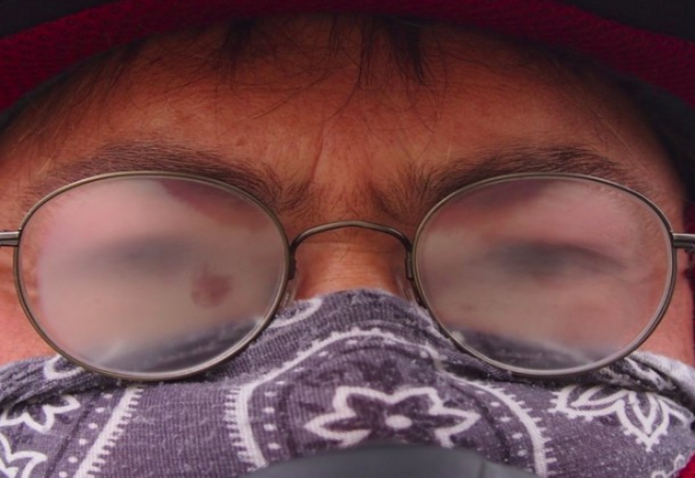 O pensionară din Deva a contestat amenda primită pentru că și-a dat masca jos cât să-și șteargă ochelarii aburiți