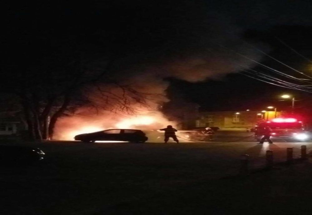 VIDEO| Mașină incendiată pe o stradă din Tulcea