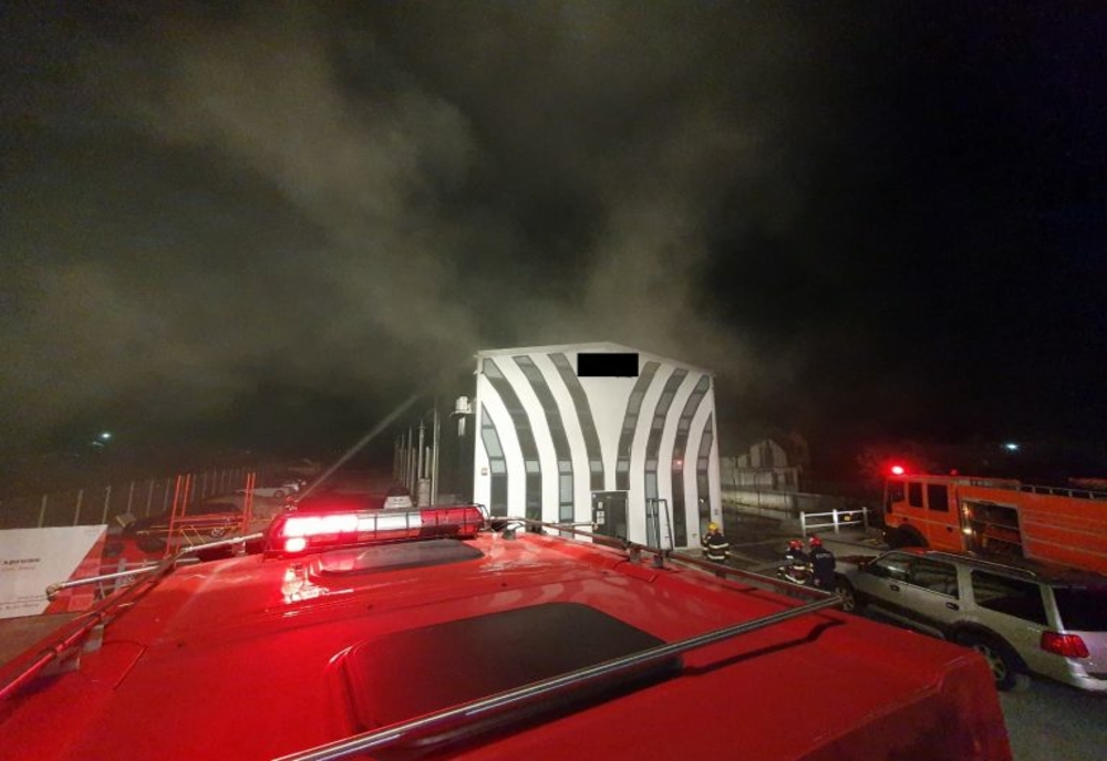 Un incendiu a distrus un service auto din Blejoi. Focul a pornit de la o baterie lăsată la încărcat