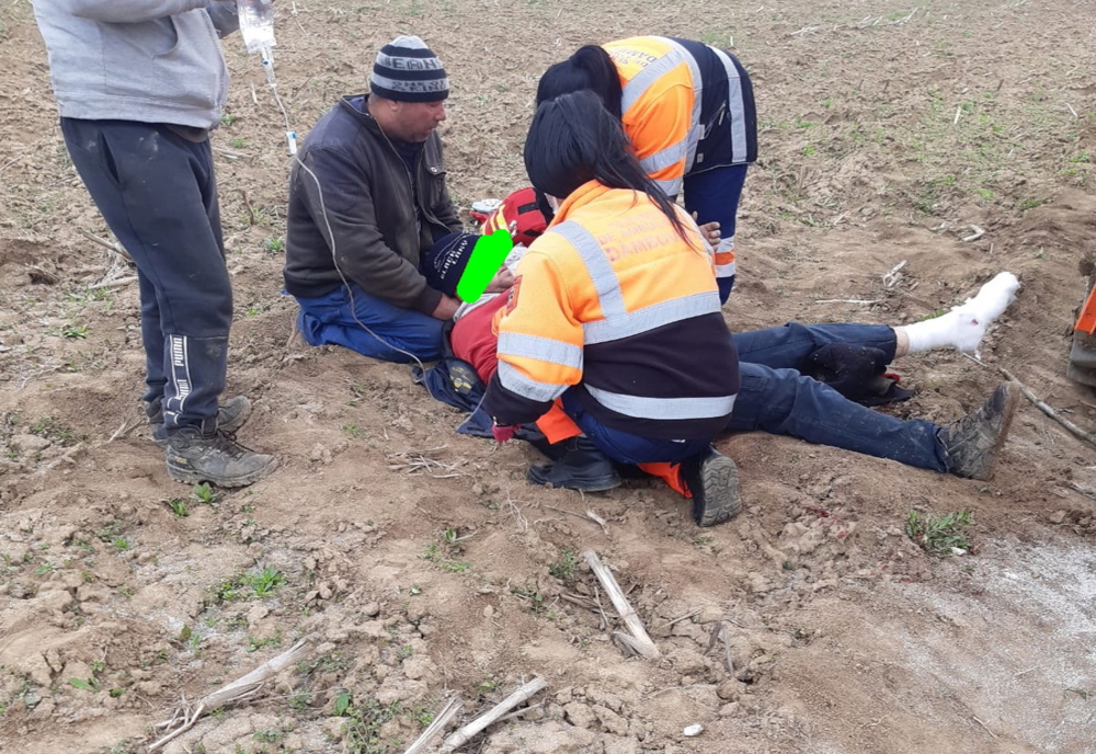 Un bărbat din Dâmbovița și-a prins piciorul într-un utilaj agricol