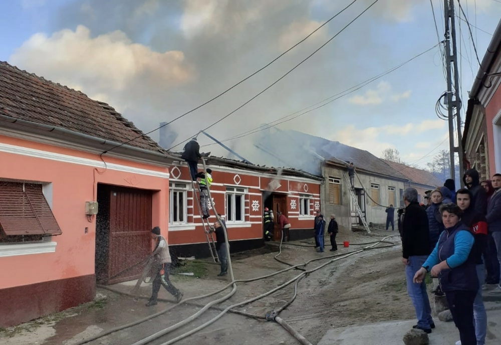 Incendiu într-o localitate din Caraș-Severin. Focul s-a extins din cauza vântului la trei case
